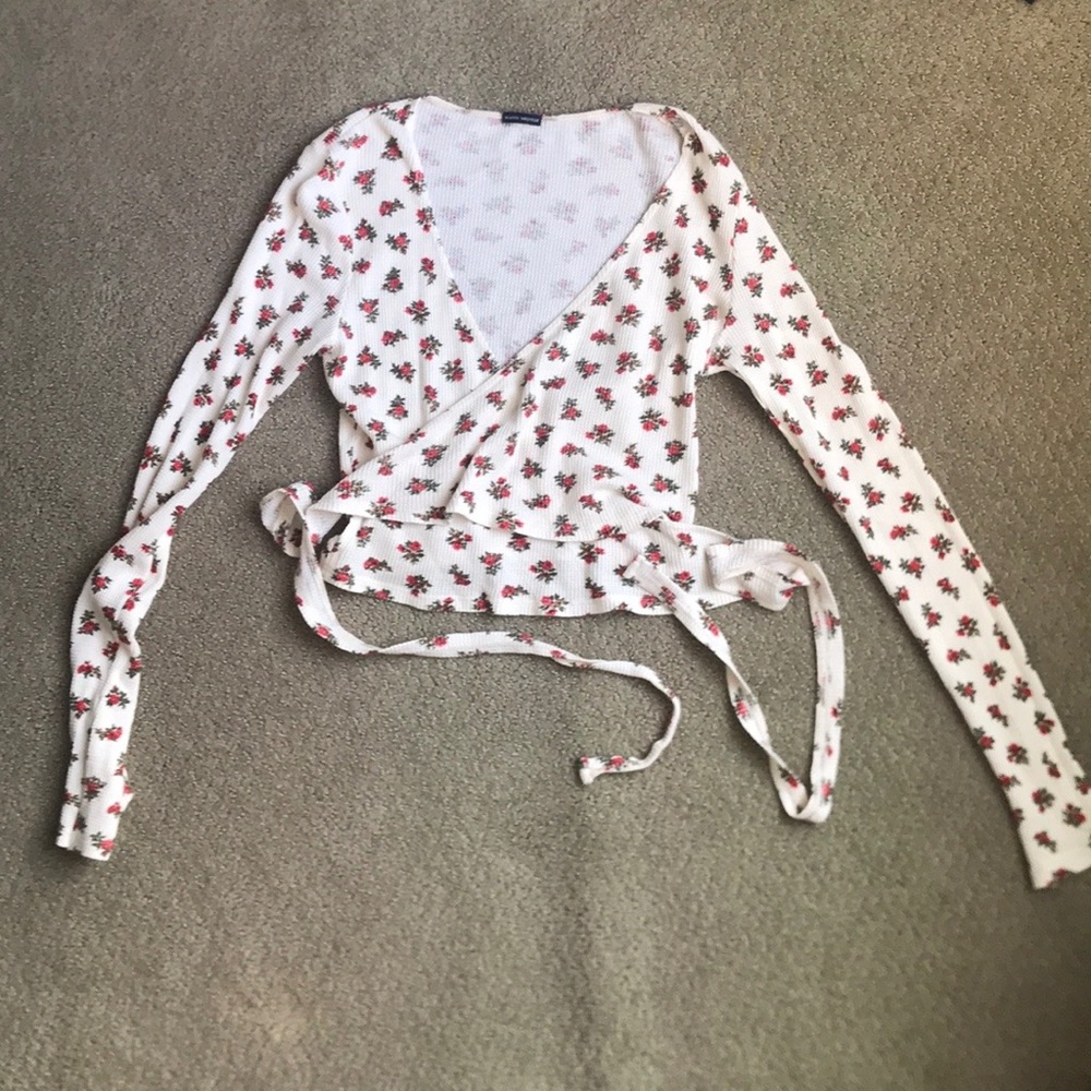 BRANDY MELVILLE WRAP TOP